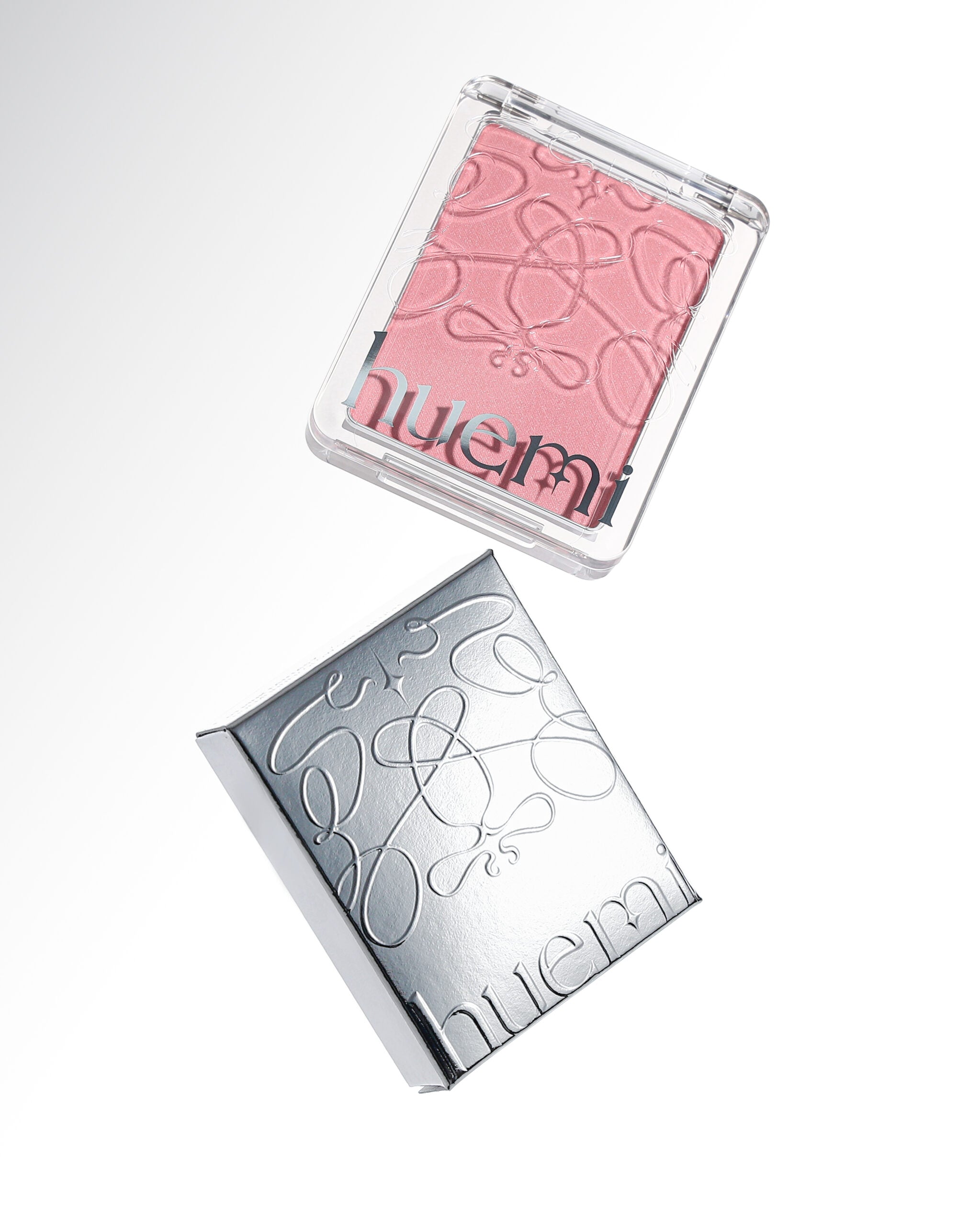 Model applying HUEMI Inner Glow Soft Blush 01 02 Peach Beam to cheek